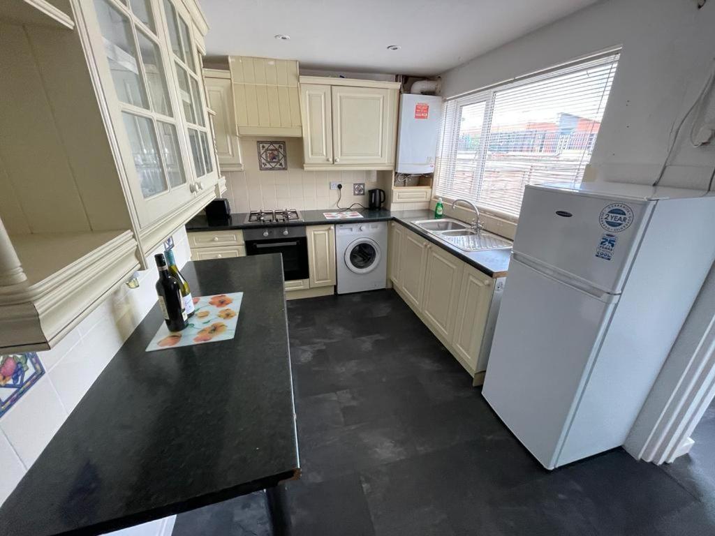Cheerful 2 Bedroom House Hindley Exterior photo